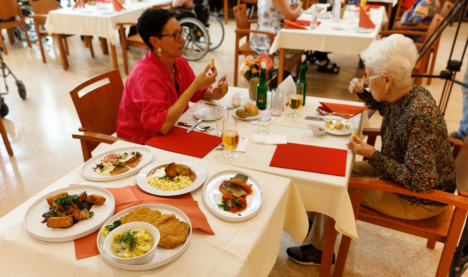 Zwei Frauen essen an einem Tisch